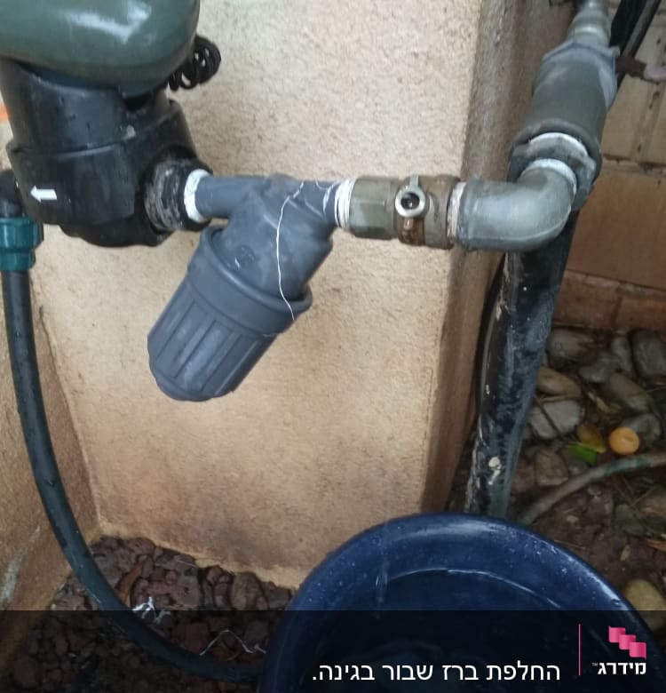 צנרת מים עם מסנן וברז חיצוני